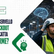 Lavoratore in ambiente industriale durante un allarme con riferimento al blackout del cervello e alla sicurezza sul lavoro