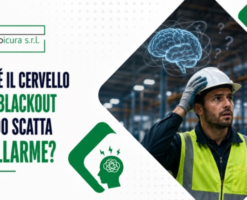 Lavoratore in ambiente industriale durante un allarme con riferimento al blackout del cervello e alla sicurezza sul lavoro